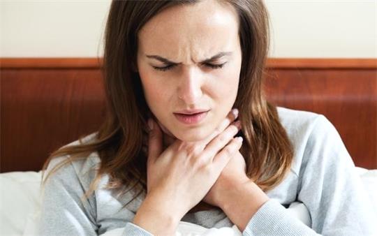 风热感冒喉咙发炎肿痛，应该怎么治疗？